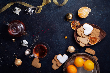 茶点有心形姜饼和橘子。 圣诞背景与节日装饰。 水平组成部分