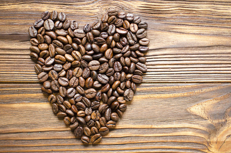 木制背景咖啡豆的心脏