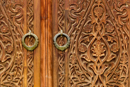 老式门装饰东方木雕风格。 乌兹别克斯坦。