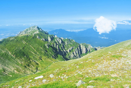 绿色山脉之间峡谷的全景图