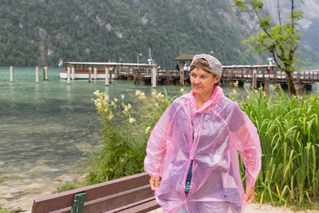 妇女与雨衣在 konigssee 海岸在德国贝希特斯加登附近