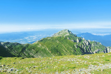 绿色山脉之间峡谷的全景图