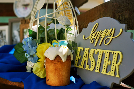 复活节装饰与复活节蛋糕和鸡蛋