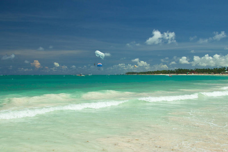多米尼加共和国蓬塔卡纳海滩。加勒比海的鲜艳色彩..
