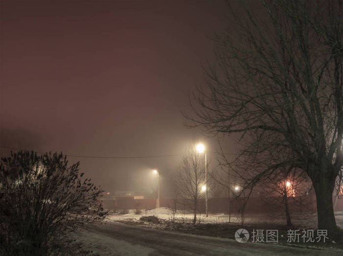 夜景.冬天, 灯笼在街上燃烧, 雾
