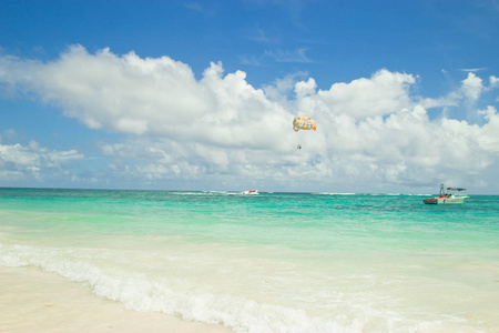 多米尼加共和国蓬塔卡纳海滩。加勒比海的鲜艳色彩..