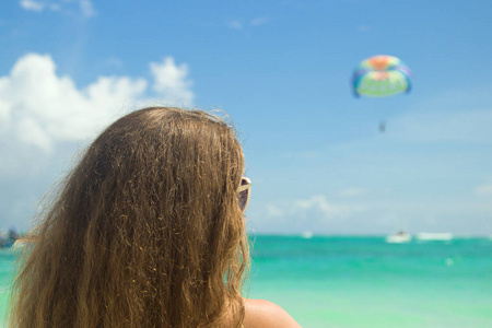 多米尼加共和国蓬塔卡纳海滩上的一个女孩。加勒比海的鲜艳色彩..