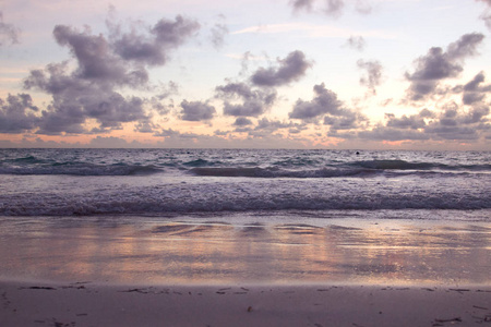 多米尼加共和国蓬塔卡纳海滩日出。加勒比。