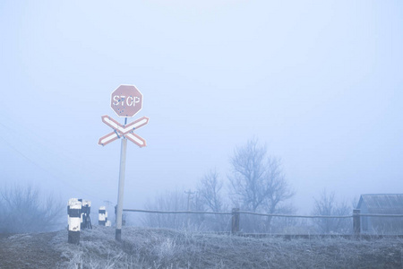 路标志在霜在冬天冷若冰霜早晨在铁路附近