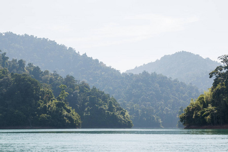 Ratchaprapa 水坝或姚照东 Larn 湖, 考索国家公园是泰国最美丽的地点之一