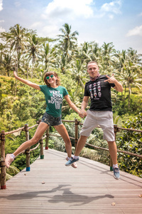 年轻浪漫的蜜月夫妇在热带雨林热带雨林的一个热带岛屿的巴厘岛, 印度尼西亚