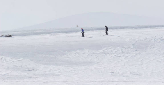 随心所欲滑雪带背囊跑下山冻结雪粉的运动