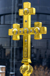 黄金基督教的十字架的蓝蓝的天空背景上