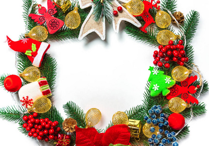 圣诞花环与装饰品, 在白色背景的圣诞树树枝。象征着冬与新年的节日。自由空间