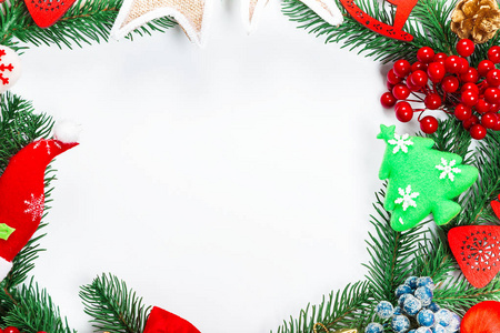 圣诞花环与装饰品, 在白色背景的圣诞树树枝。象征着冬与新年的节日。自由空间