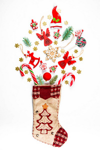 圣诞背景的袜子从其中散落的礼物, 糖果, 新年装饰品的白色背景玩具。广告, 购物, 折扣和冬季假期的礼物的概念