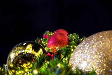 圣诞树上的装饰品和灯。金属箔和玩具, 球