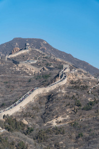 中国长城八达岭段冬季翻山越岭