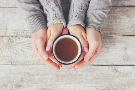 男人和女人手中的茶杯。 选择性聚焦。