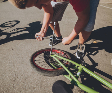 修自行车的BMX骑手躺在溜冰场