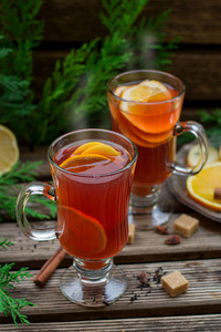 橙苹果柠檬葡萄干和香料的热水果茶