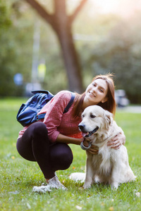 带背包的妇女的图片在步行与猎犬