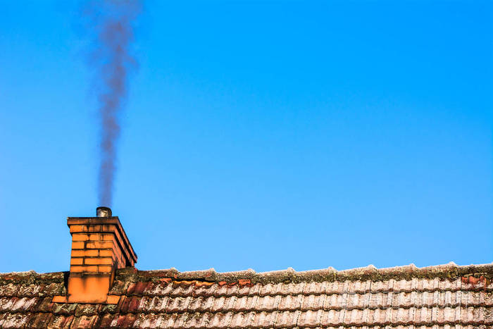 老房子屋顶与烟囱烟, 空气污染由 co2 放射, 烟雾的原因在冬天