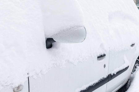 一场雪灾过后, 停车场里的汽车被雪覆盖了