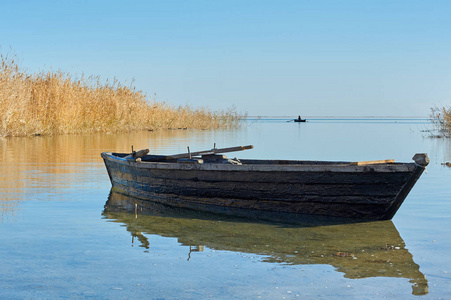 传统的渔船。传统上，许多不同种类的船被用作渔船，在海洋或湖泊或河流上捕鱼。