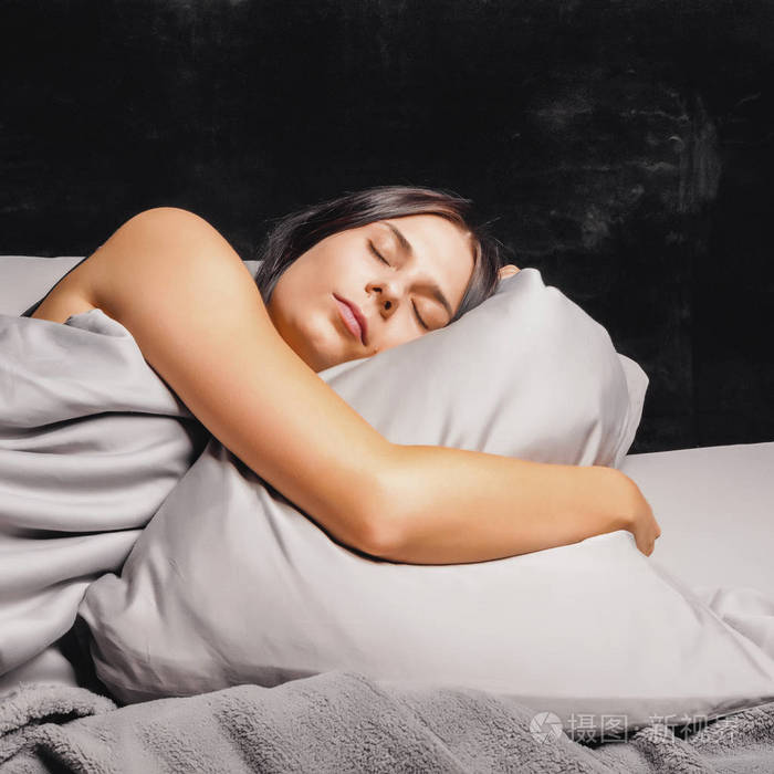 女人睡在床上一个黑色的背景