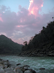 印度的恒河在日落附近的 Phoolchatti