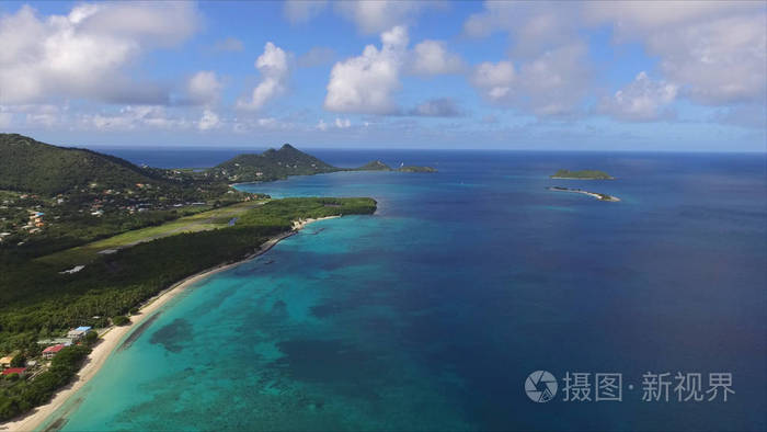 鸟瞰照片由加勒比热带岛屿海景无人机与绿松石蓝宝石水域拍摄