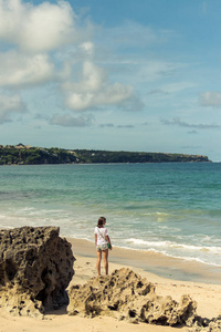 在印尼巴厘岛的一个热带岛屿的海滩上假扮的美丽年轻女子