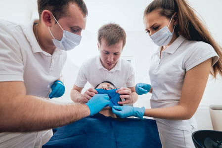 牙科围堰安装程序。 牙科治疗现代技术