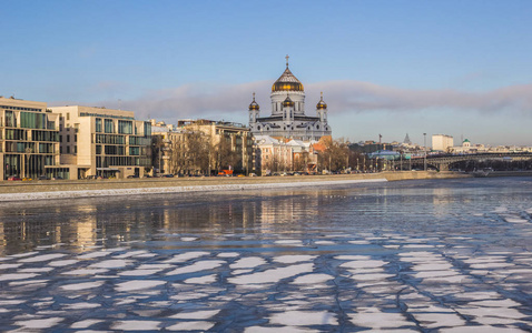 莫斯科冬季景观。 基督大教堂，救世主，普雷斯滕斯卡亚堤和莫斯科河浮冰。