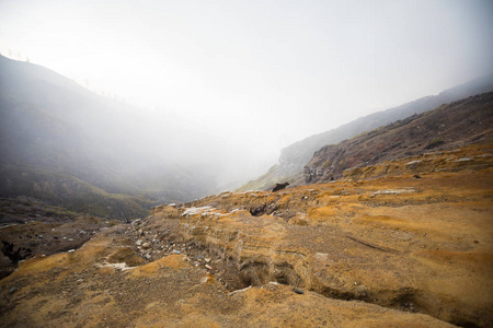 火山的山与烟从硫磺, 火山 Ijen 在爪哇在印度尼西亚