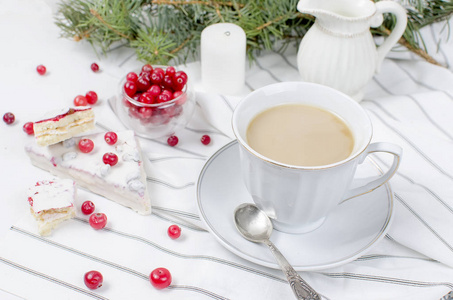 一杯咖啡和一个小红莓蛋糕作为圣诞早餐