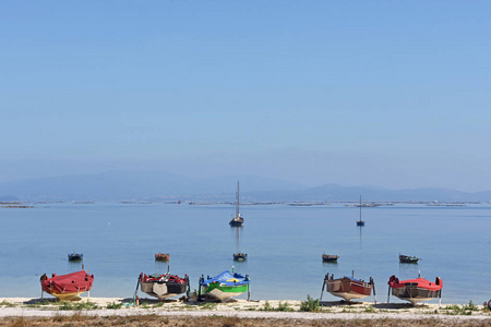 蓬特韦德拉省北堡海滩上的 arousa 岛船只