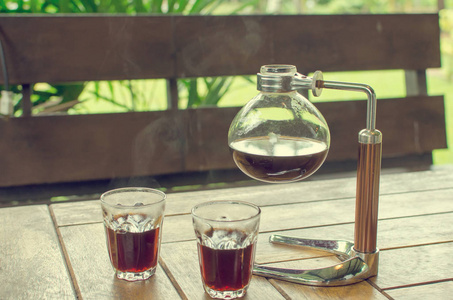 玻璃杯和咖啡罐里的黑咖啡