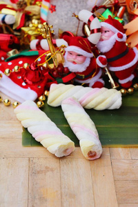 用粉红色的甜软糖庆祝圣诞装饰