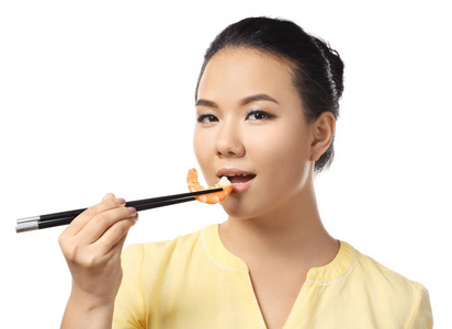 美丽的亚洲女人吃虾的白色背景