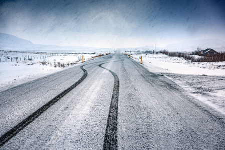 空旷的雪地公路