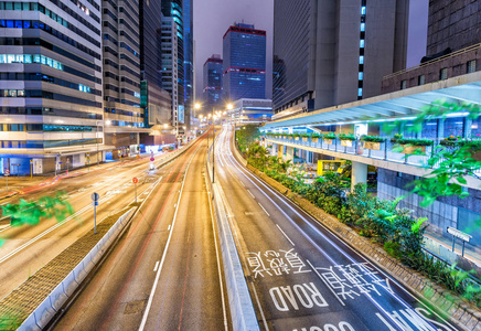 现代城市天际线与道路汽车轻的小径在晚上