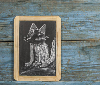 五颜六色的手画黑板上的粉笔 滑稽的猫