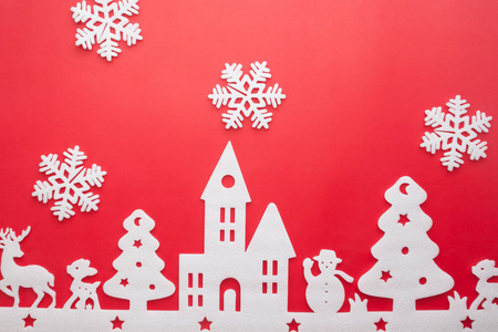 圣诞快乐, 新年愉快。红彩纸用雪花艺术工艺风格的城市泡沫切割机