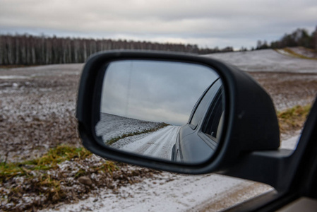 汽车后视镜中的自然景观反射