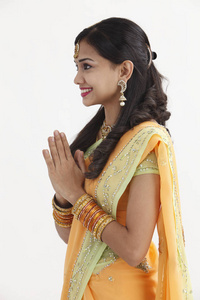 印度女人穿着迷人的传统服装问候