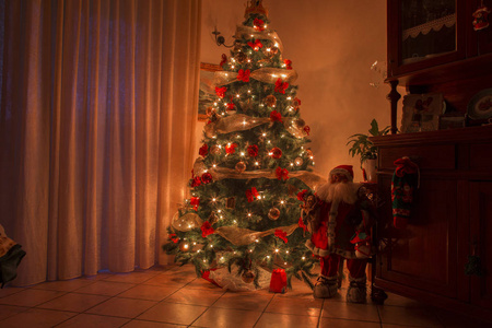 圣诞夜内部温暖的灯光圣诞树图片