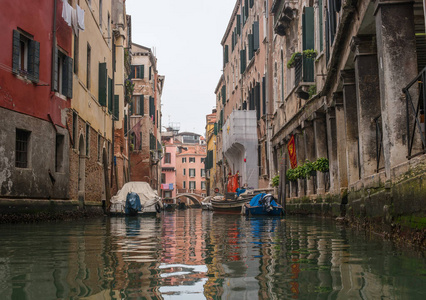 运河的狭窄的边的典型的看法, 威尼斯, 意大利。城市的通信是由水完成的, 它建立了一个连接150通道的网络。这里没人