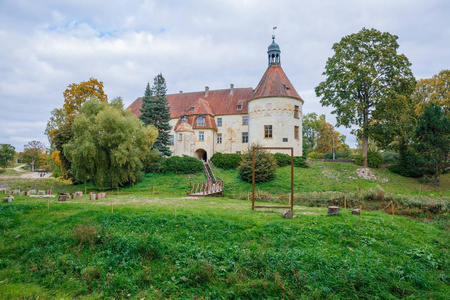 白色, 老城堡。拉脱维亚的旧文化对象